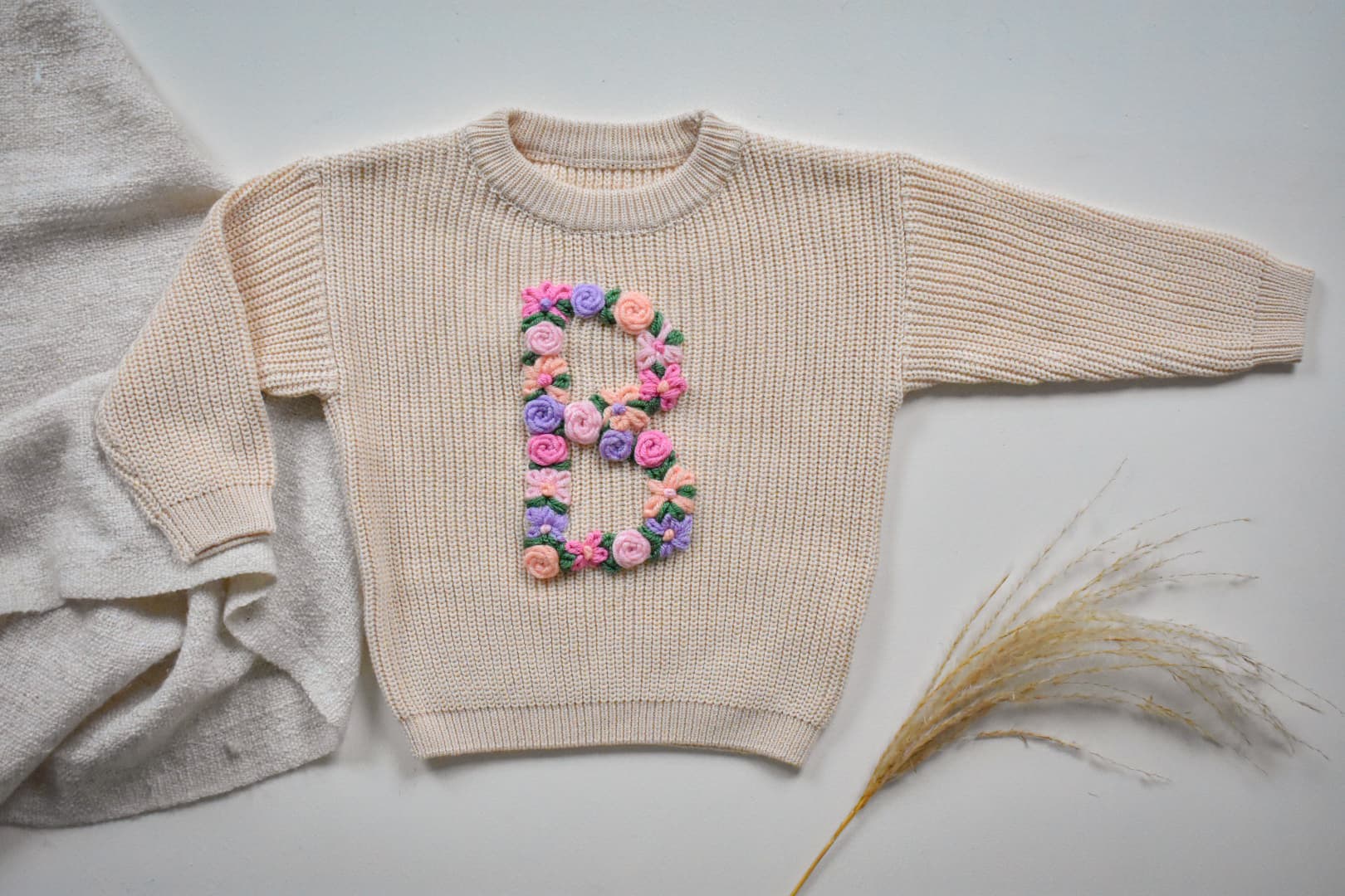 Productfoto van Trui met bloemenletter 5